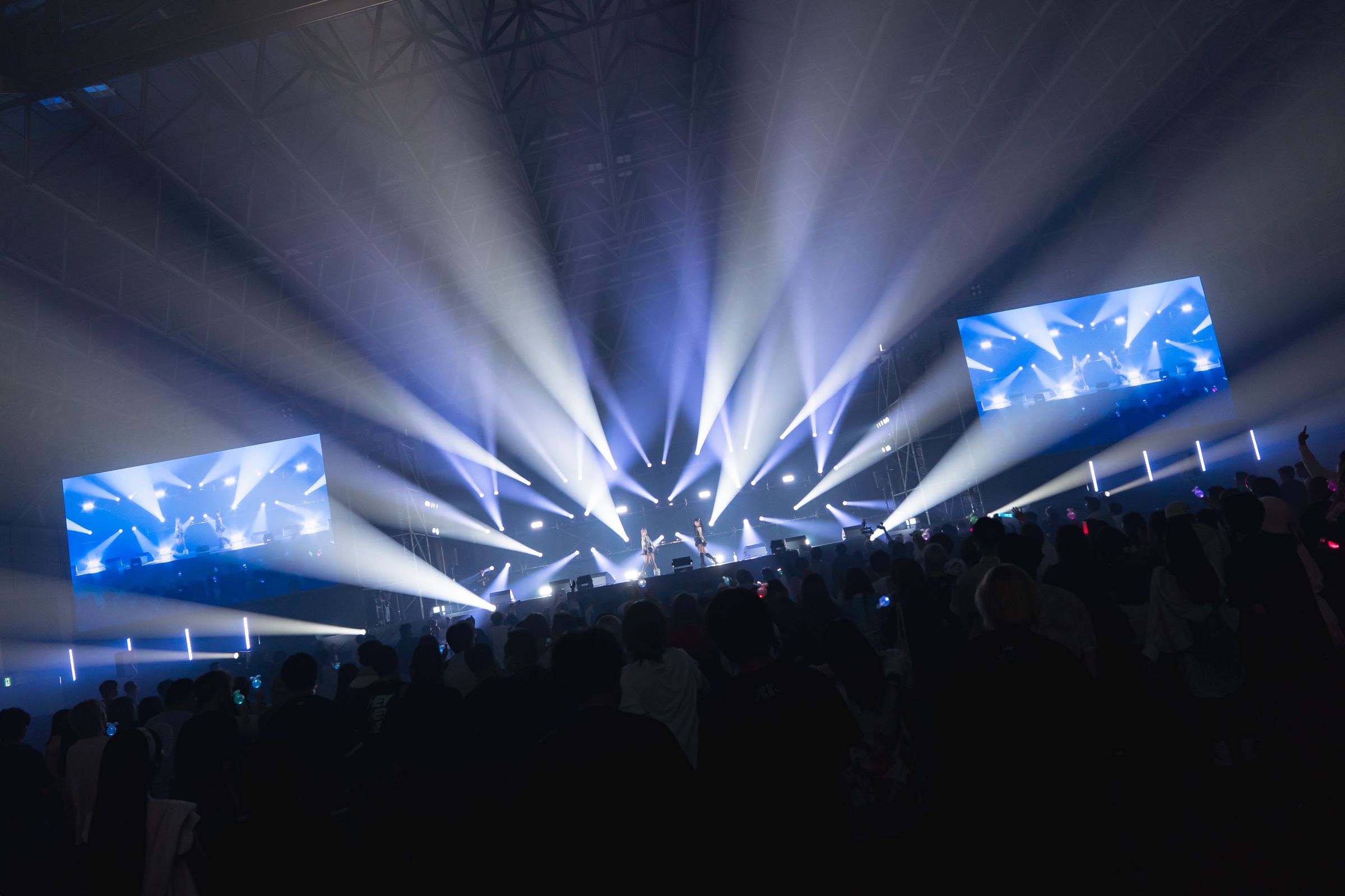 GIGA・GIGA SONICのステージから広がる白い照明と大型スクリーン、客席